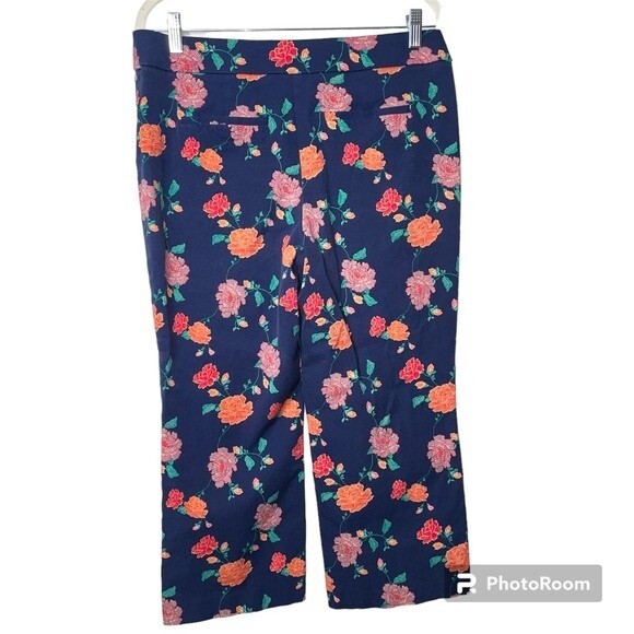 Chico's Floral Secret Stretch Textural Fleur Straight Leg Crop Pants Size Chico' - Picture 4 of 10